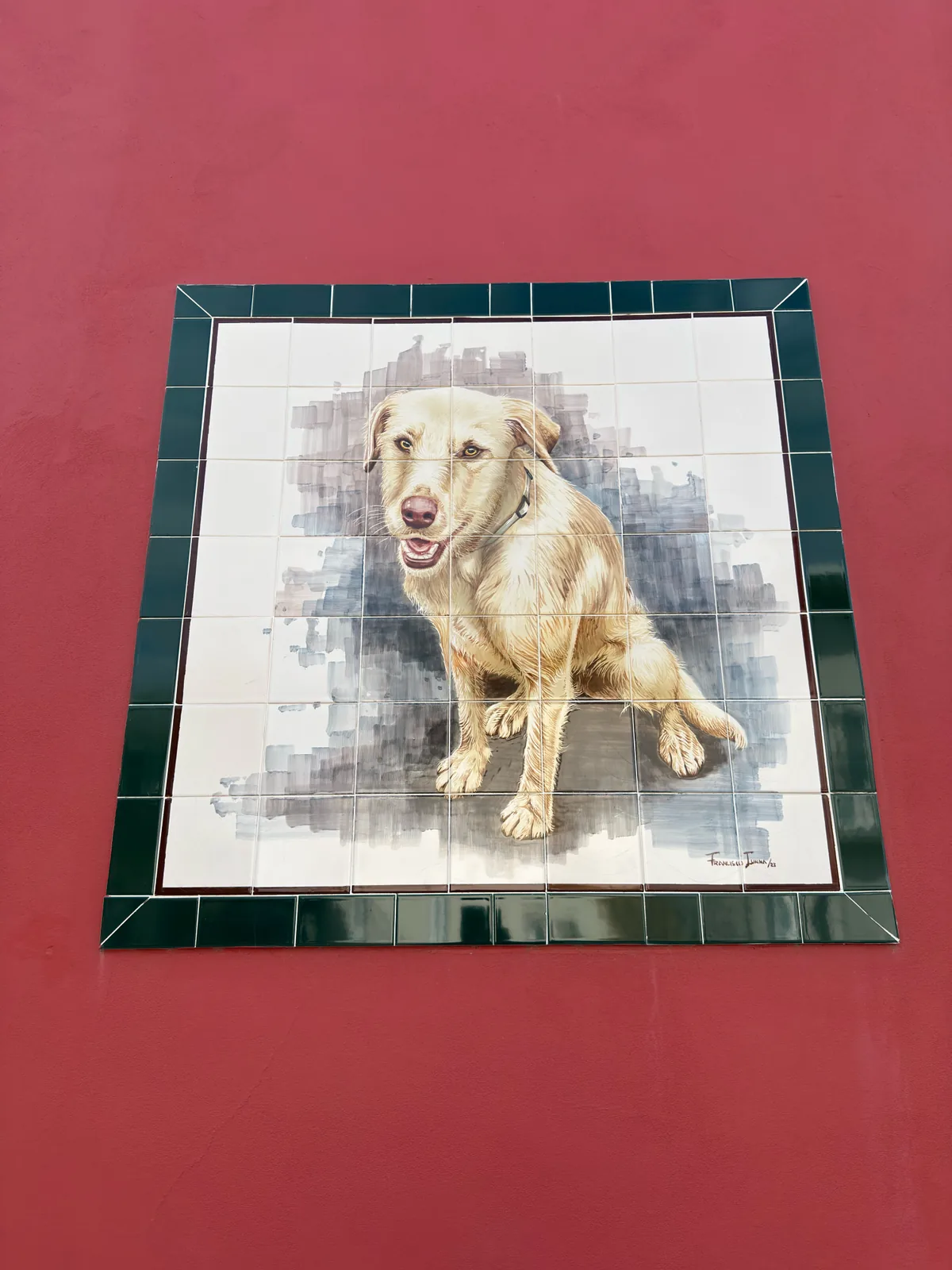 Simba, mosaico pintado por Francisco Cunha